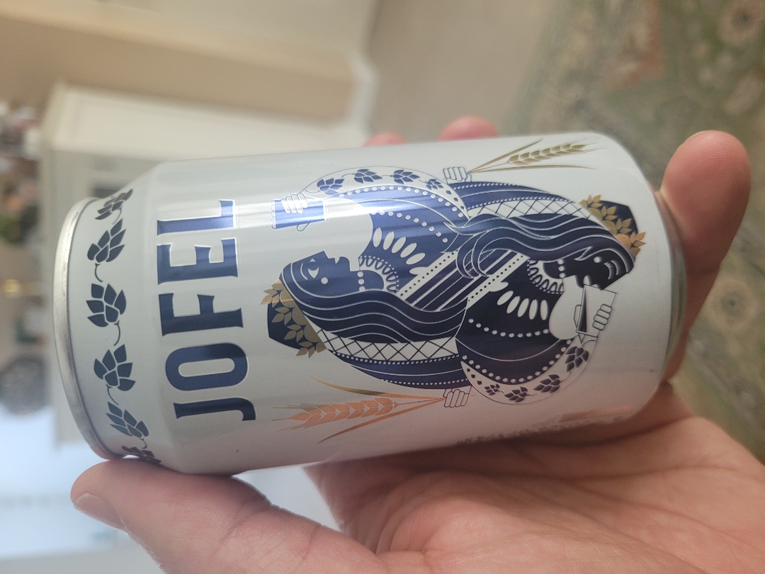 Jofel bier in de hand